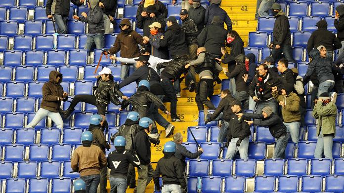 Violenza negli stadi: verso nuove norme per le pene contro questi fenomeni 36 scontri polizia tifosi interno stadio