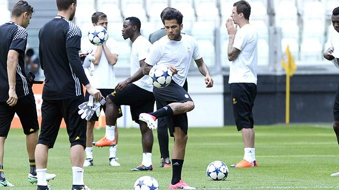 Dani Alves risponde a Buffon: «Grazie mille fratello» 36 juventus allenamento