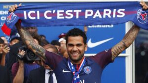 Dybala, senti Dani Alves: «Vieni al Psg»
