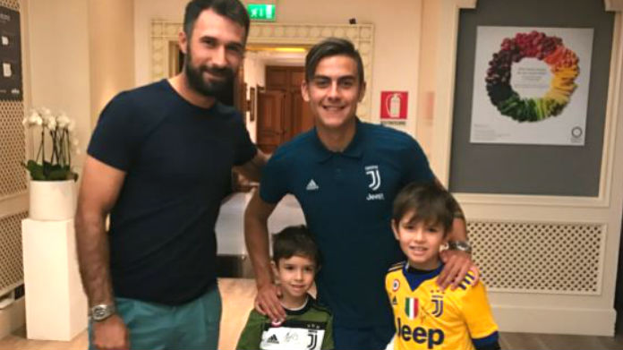 Vucinic arriva in casa Juve, l'idolo è Dybala - FOTO 36 vucinic