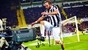 Febbre da Champions: Allegri disegna la formazione Juve anti Tottenham 69 higuain esultanza bis juventus febbraio 2018 1