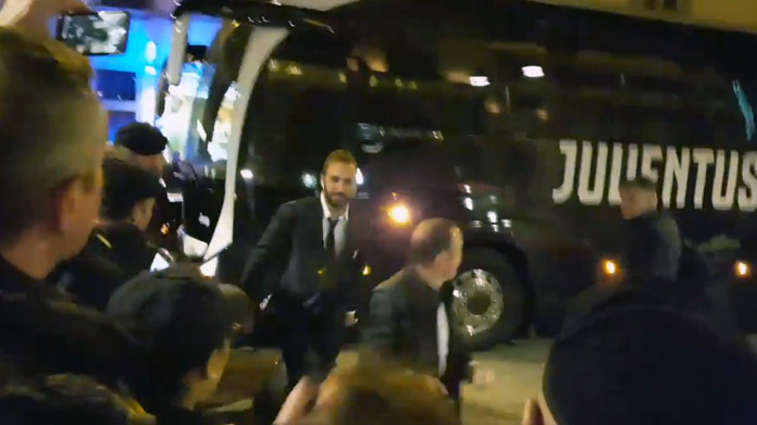 Juventus in hotel a Firenze, tifosi scatenati per Bernardeschi e Higuain - VIDEO 36 juventus firenze