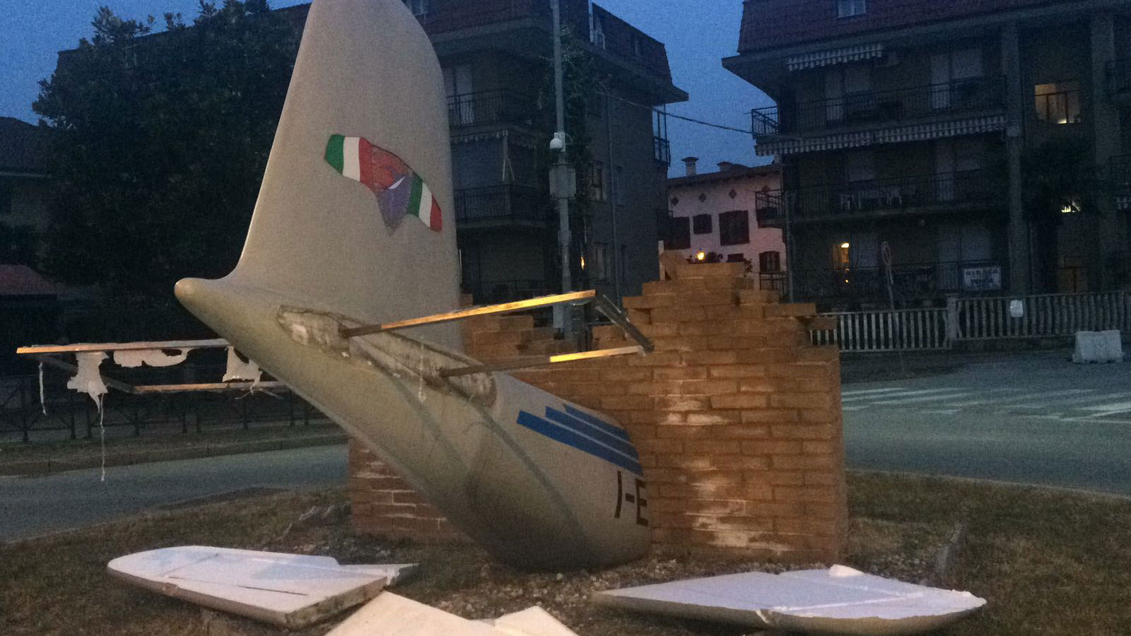 Grande Torino, vandalizzato il monumento commemorativo a Borgaro - FOTO 36 monumento grande torino borgaro