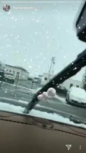 Neve, musica rock e terapie a Vinovo: la mattinata di Bernardeschi - FOTO 39 Bernardeschi ascolta Bob Dylan