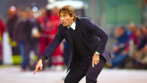 Chelsea, situazione surreale: il raduno inizia con Conte, ma Sarri è alla finestra
