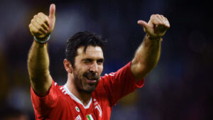 Saluti Buffon, il mondo del calcio lo celebra così – FOTO