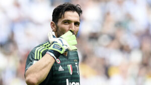 Psg, taglia su misura per Buffon: le prime immagini con la nuova maglia – VIDEO