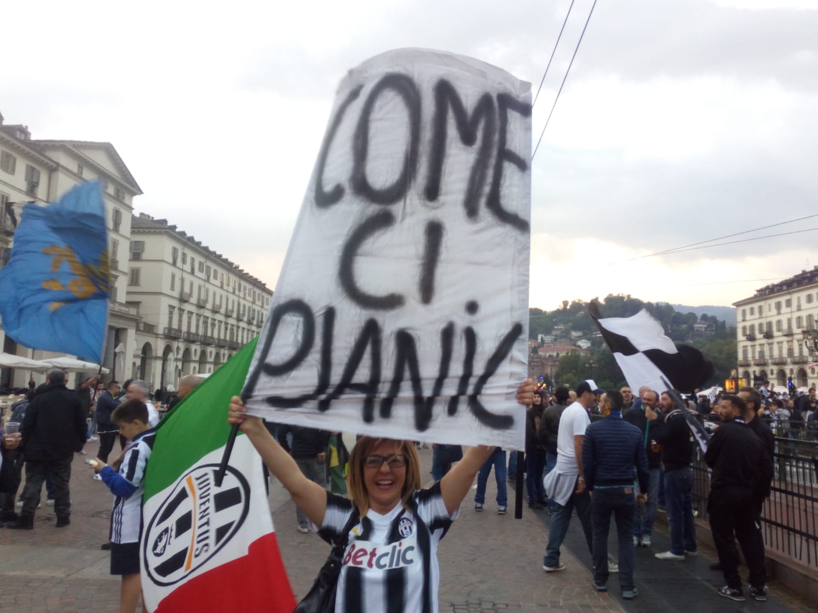Festa scudetto, lo striscione che ha fatto impazzire Miralem Pjanic - FOTO 39 festa scudetto 11