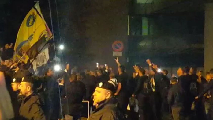 La festa si sposta all'aeroporto di Caselle, accoglienza alla squadra in piena notte - VIDEO 36 squadra