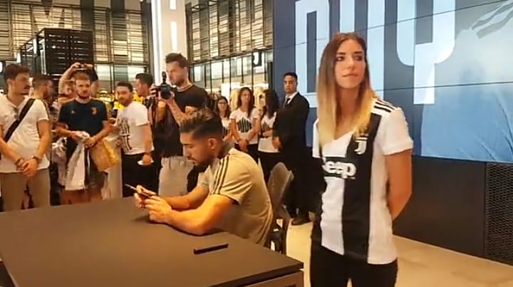 Emre Can, selfie e autografi al Megastore: i tifosi già lo adorano - VIDEO 36 WhatsApp Image 2018 07 09 at 16.29.10