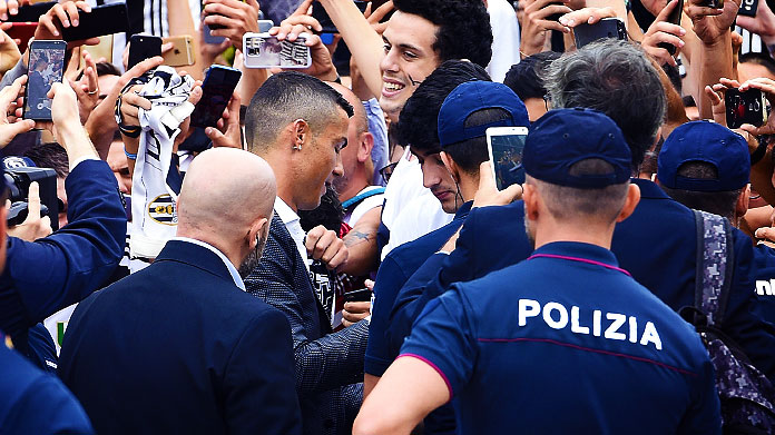 Qui Continassa, Cristiano Ronaldo fa una sorpresa ai tifosi - VIDEO 36 cristiano ronaldo tifosi juventus luglio 2018