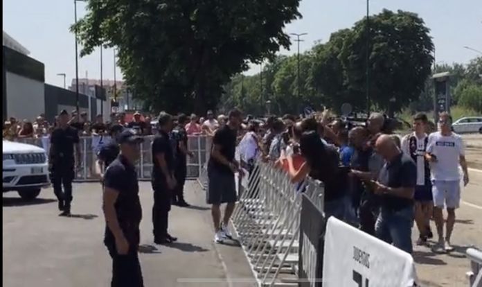 Bonucci vuole e cerca il perdono: alla Continassa esce dopo l'allenamento e firma autografi ai tifosi - VIDEO 36 F7164263 76E2 4890 A6EA 0A8BE7AE021C e1533384150814
