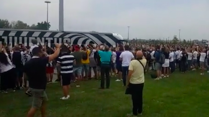 Pullman Juventus: l'arrivo dei bianconeri allo Stadium - VIDEO 36 Schermata 2018 08 25 alle 16.53.40