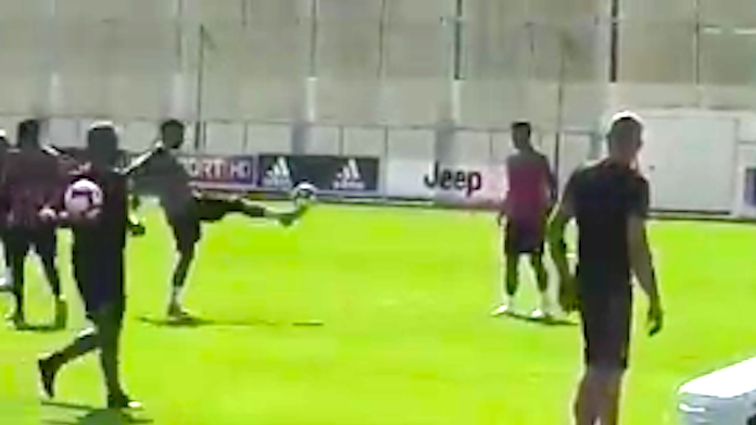 Qui Continassa, Khedira ed Emre Can danno spettacolo - VIDEO 36 Schermata 2018 09 05 alle 12.23.21 1