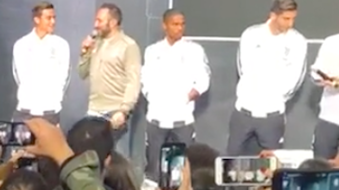 Paulo Dybala e la dybalamask di gruppo a Milano - VIDEO 36 Schermata 2018 10 30 alle 17.56.58