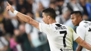 Ronaldo regala la sua maglia alla tifosa a cui aveva rotto il naso – FOTO