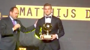 De Ligt: «Onorato di aver vinto questo premio. Juve? Penso solo all’Ajax» – VIDEO