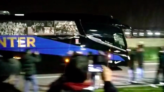 Pullman Inter: l'accoglienza dei tifosi Juve all'arrivo dei nerazzurri allo Stadium - VIDEO 36 pullman inter