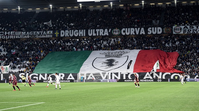 Juve Torino, tifoso mima l'aereo di Superga: inibito per 5 anni 36 coreografia juve torino