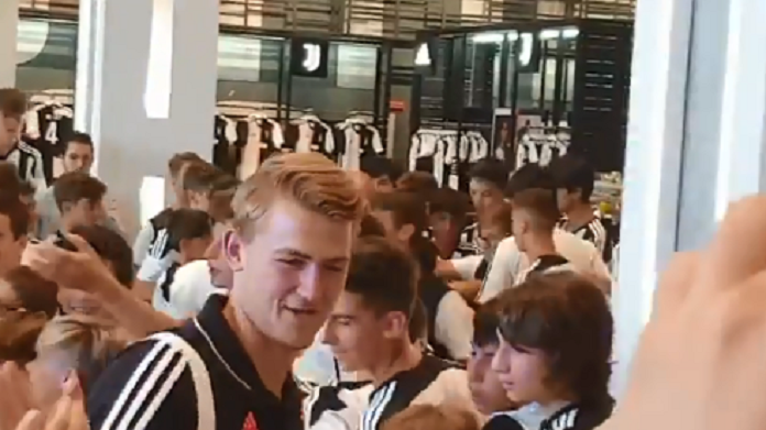 De Ligt al J Store: i tifosi impazziscono per l'olandese - VIDEO 36 2019 07 19 3