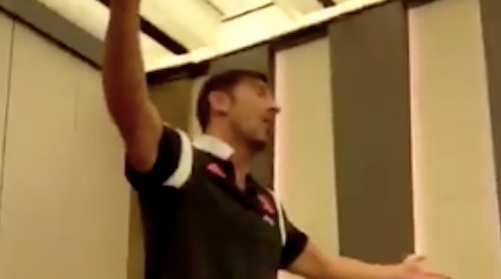 Buffon si presenta così: la sua versione di 'Volare' è un tormentone - VIDEO 38 buffon