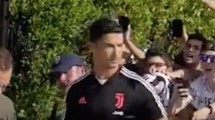 Cristiano Ronaldo è arrivato al J Medical: tifosi in estasi - VIDEO 36 cristiano ronaldo