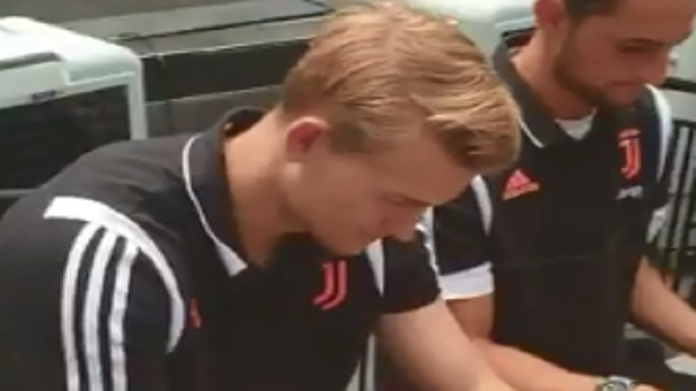 De Ligt-Juve: il difensore olandese riceve l'affetto dei suoi fan - VIDEO 38 de ligt