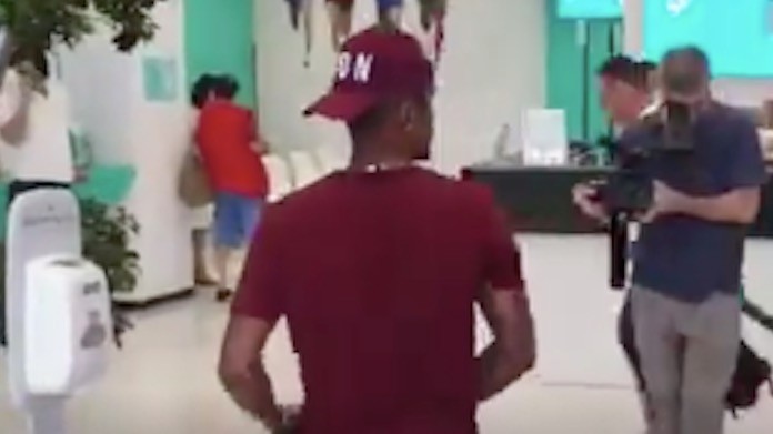Douglas Costa al J Medical: il brasiliano acclamato dai tifosi - VIDEO 36 douglas costa 1
