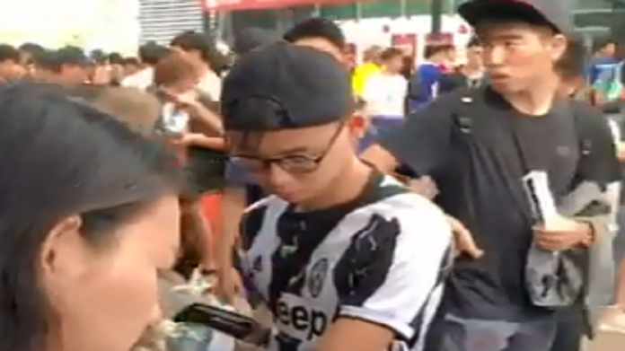 Juve-Tottenham, ICC: pioggia di maglie bianconere fuori dallo stadio - VIDEO 38 juve singapore