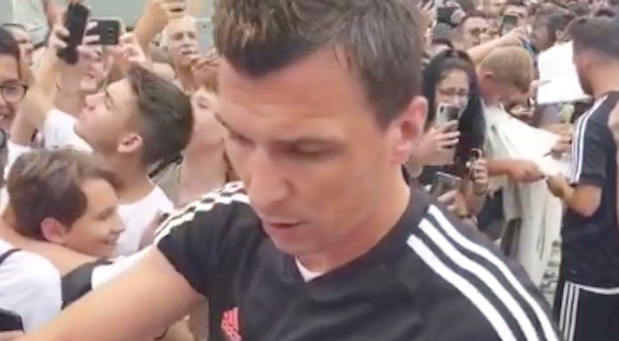 Mandzukic e Pjanic escono dal J Medical: tifosi in estasi - VIDEO 36 mandzukic tifosi