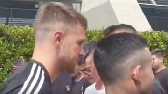 Ramsey e Douglas Costa lasciano il J Medical: tifosi in festa - VIDEO 38 ramsey tifosi