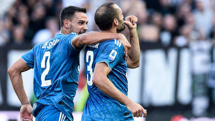 La Juve incorona il Capitano: «Quanto è bello quando segna Chiellini?»