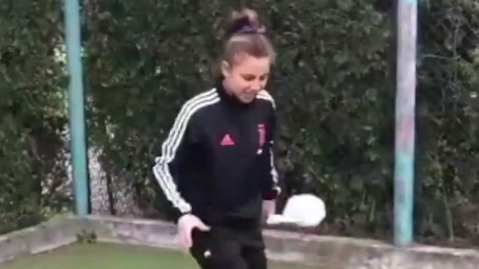 Sikora si unisce alle compagne: palleggi con la carta igienica - VIDEO 36 Sikora