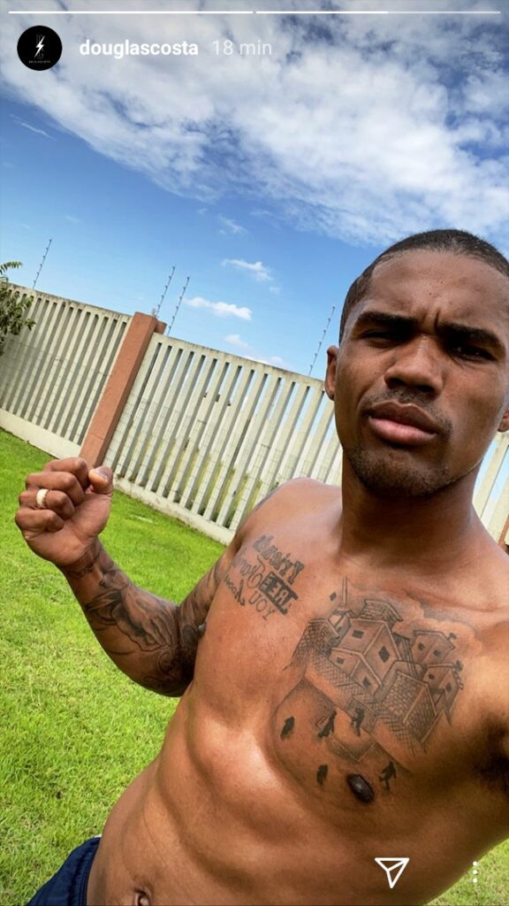 Douglas Costa si allena e mostra i muscoli: la quarantena del brasiliano - FOTO 41 douglas costa 3