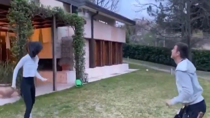 Dybala si allena con Oriana: colpi di testa da applausi in giardino - VIDEO 38 dybala oriana sabatini