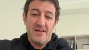 Ferrara e lo show musicale: l’ex Juve suona e canta Bennato – VIDEO