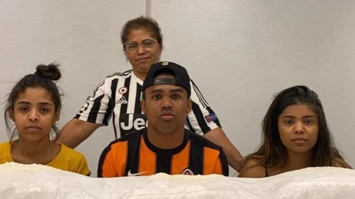 Douglas Costa, che risate in famiglia: il gioco con mamma e sorelle - VIDEO 36 Douglas Costa