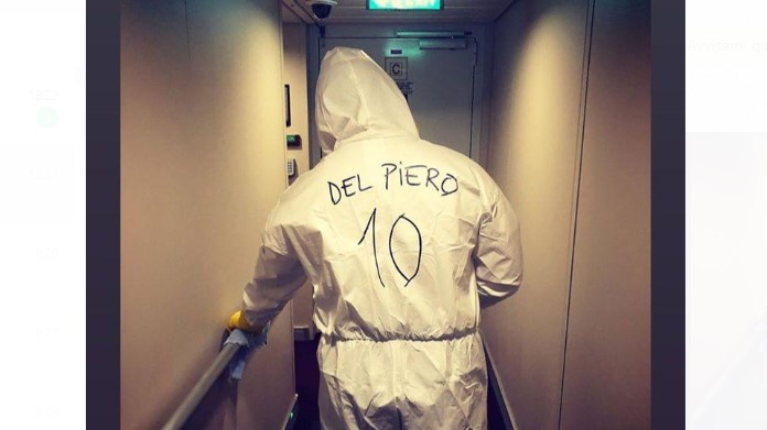 Del Piero applaude un operatore sanitario: sulle spalle il suo 10 36 Infermiere