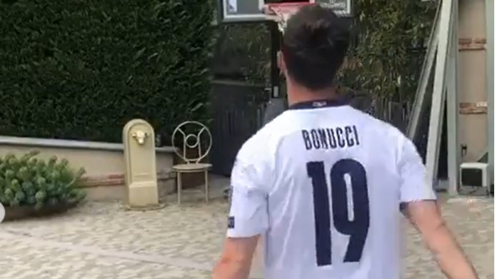 Pjanic fa canestro e scherza: «No, non è Bonucci» - VIDEO 36 Pjanic Bon