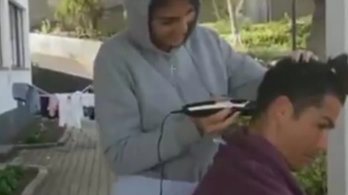 Cristiano Ronaldo nelle mani di Georgina: la compagna si traveste da hair sylist - VIDEO 38 ronaldo georgina capelli