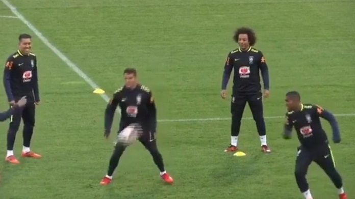 Douglas Costa da applausi: quel torello col Brasile è già virale - VIDEO 38 brasile