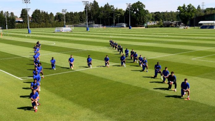 Chelsea in ginocchio per George Floyd: il gesto del club inglese - FOTO 36 Chelsea