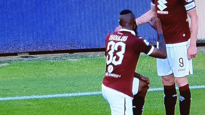 Nkoulou segna e si ingocchia: il gesto per George Floyd - FOTO 36 NKoulu