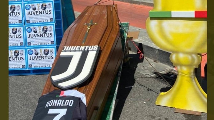 Napoli Juve, i tifosi azzurri fanno il funerale ai bianconeri - FOTO 36 Napoli Juve sfottò