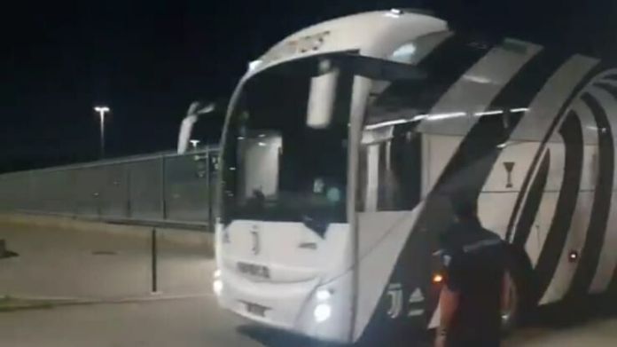 Juve, terminato il test serale: i bianconeri lasciano l'Allianz Stadium - VIDEO 36 Pullman Juve 1