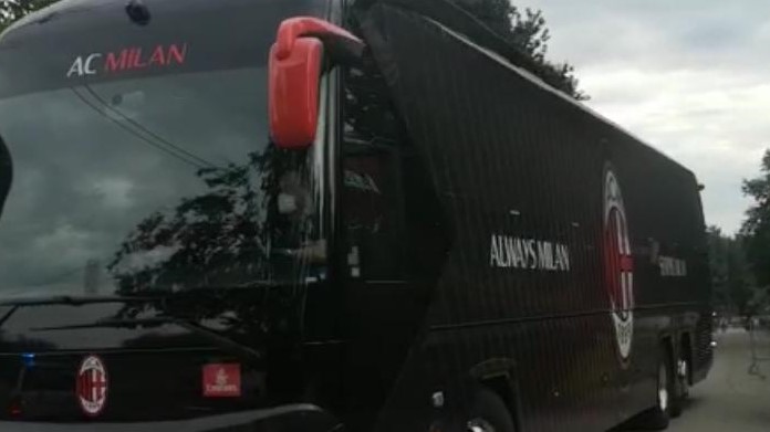 Milan, partenza per Torino: i due pullman lasciano Milanello - VIDEO 36 Pullman Milan