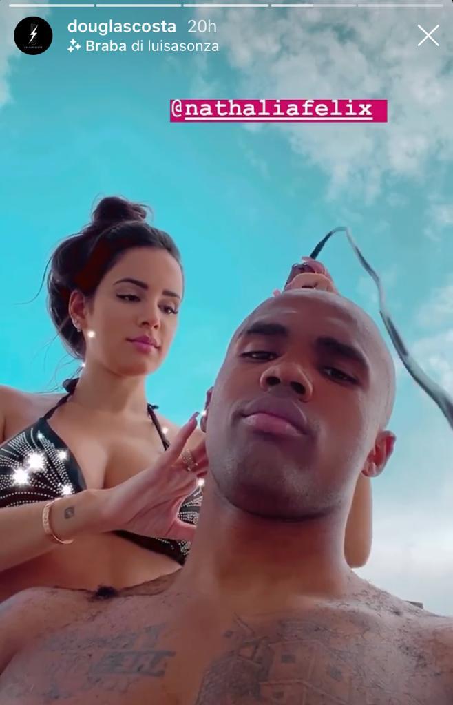 Douglas Costa cambia look: parrucchiera d'eccezione - FOTO 39 WhatsApp Image 2020 06 28 at 11.08.52