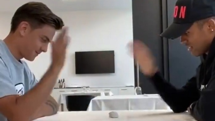 Dybala contro Douglas Costa: sfida tutta da ridere tra i due campioni - VIDEO 38 dybala douglas costa