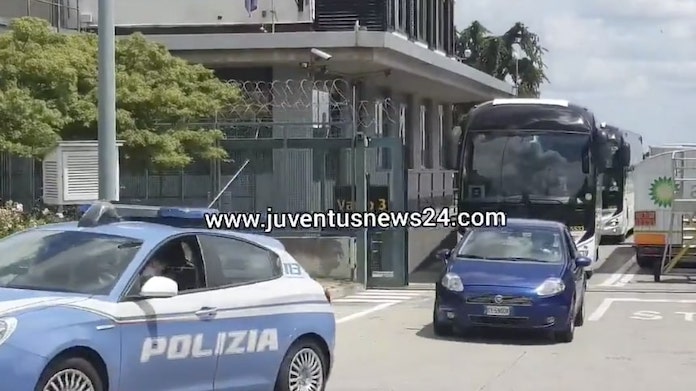 Juve atterrata a Caselle dopo il ko in Coppa Italia - VIDEO 36 juve pullman caselle polizia