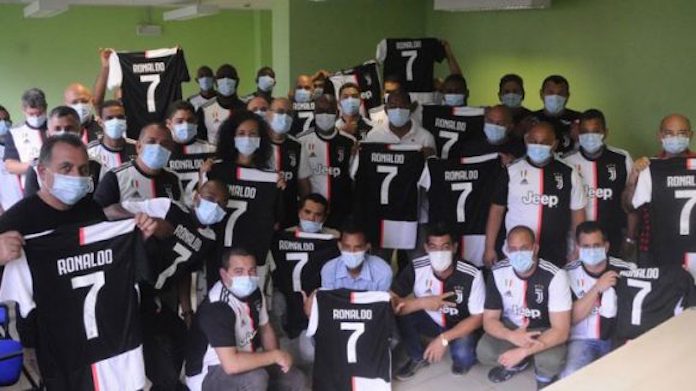 Cristiano Ronaldo cuore d'oro: il regalo ai medici cubani a Torino 36 cristiano ronaldo maglia medici